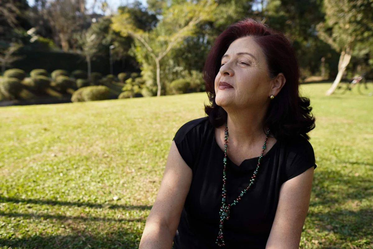 Pessoa concentrada e calma assistindo a uma videochamada no computador