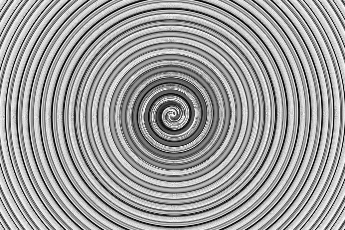 Pessoa em estado de calma fechando os olhos e respirando devagar diante de um notebook