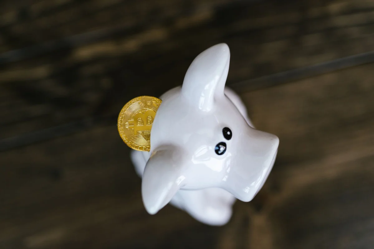 Mãos organizando anotações e planejamento financeiro pessoal sobre uma mesa