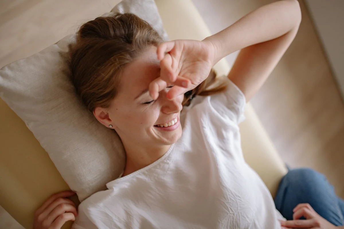 Mãos segurando uma caneta organizando o planejamento financeiro pessoal de maneira calma